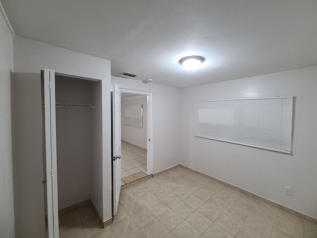 Building Photo - BRAND NEW RENOVATION! Spacious 5-Bed/2-Bat...