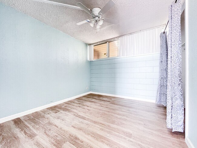 Building Photo - Centrally Located 2/1 with Parking!