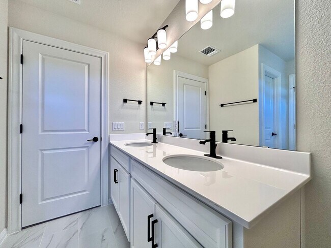 Building Photo - Spacious 4/BR 3/BA Home with Modern Upgrades in Leander