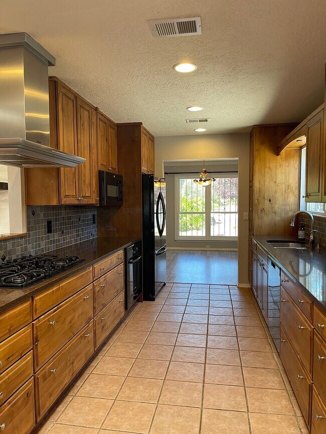 Building Photo - Single Family Home