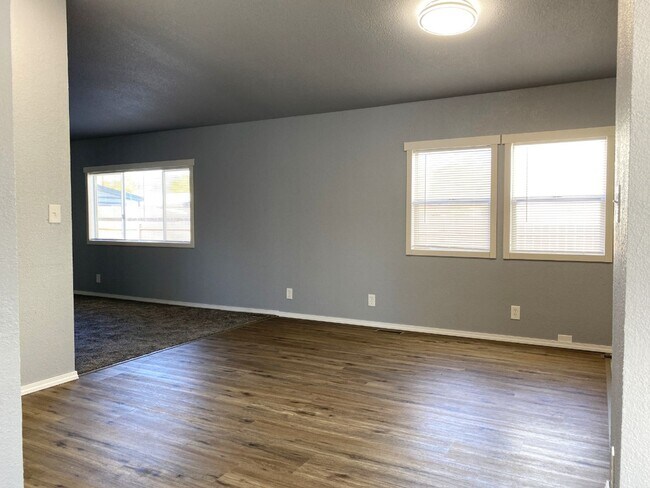 Building Photo - Freshly Updated in Dallesport