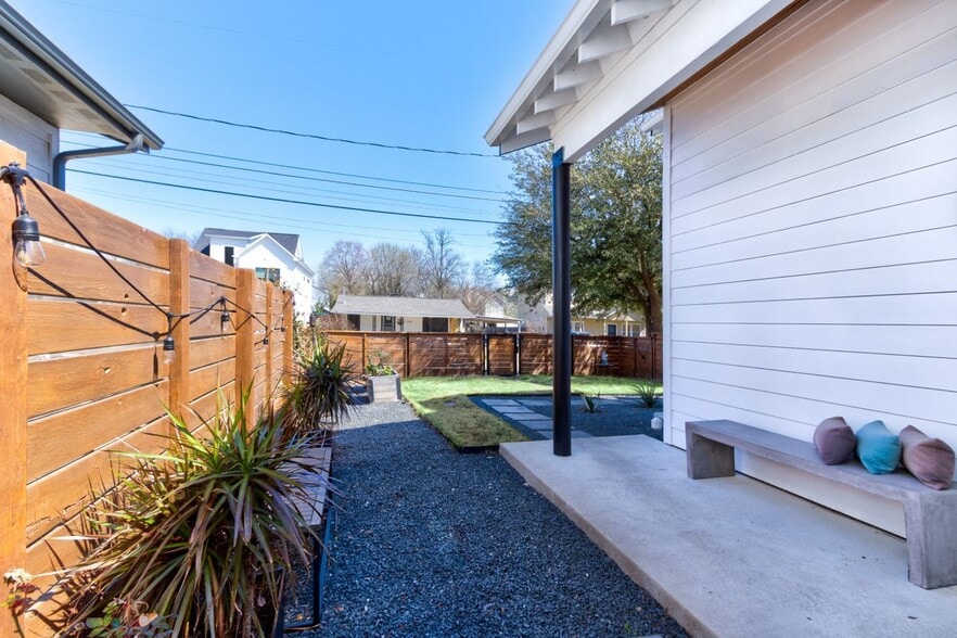 Building Photo - 2715 Zaragosa St