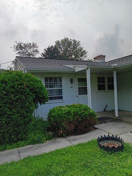 Primary Photo - 4 Hemlock Dr