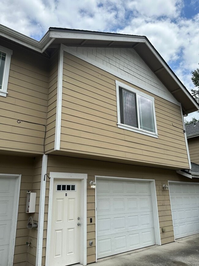 Building Photo - Beautiful downtown Sumner Townhouse Condo with garage. Aug 1.