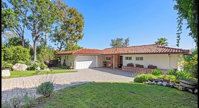 Building Photo - Resort-Style Living with Pool & Iconic Coastal Views