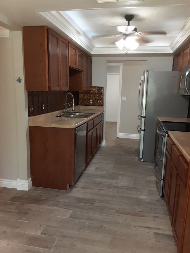 Building Photo - Annual unfurnished 3/2 nicely renovated SFH with large yard overlooking a lake.