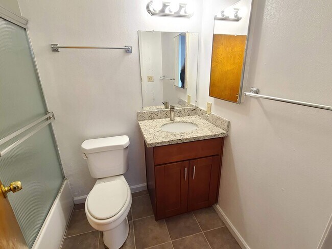 Building Photo - UPDATED RENTAL IN SACRAMENTO!