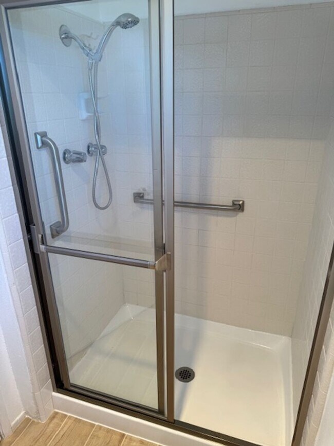 Building Photo - Newly Renovated 4 Bedroom 3 Bath Home with...