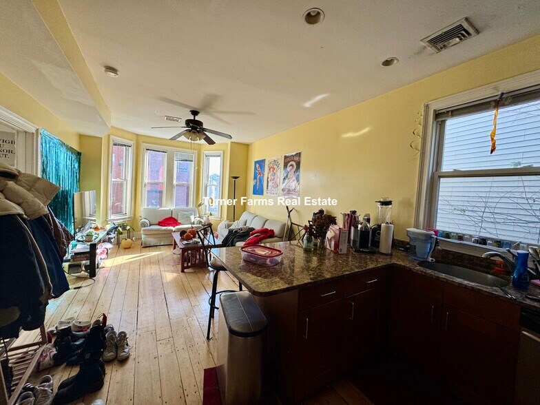 Building Photo - 725 Parker St