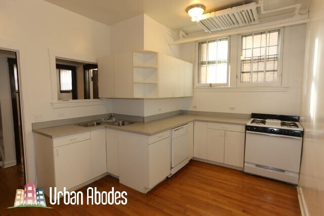 Building Photo - 824 W Waveland Ave
