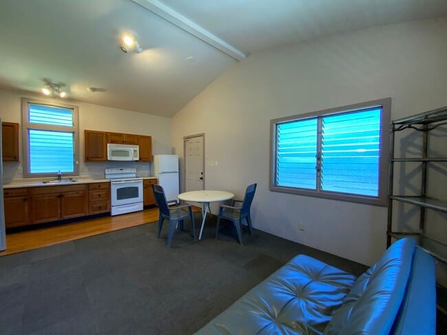 Building Photo - KAIMUKI 1 BEDROOM UNIT TUCKED AWAY IN BACK...