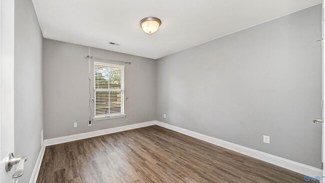 Building Photo - 113 E Crest Way