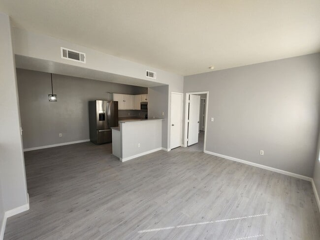 Building Photo - Beautifully Updated 2nd Floor-Condo 2BED/2...