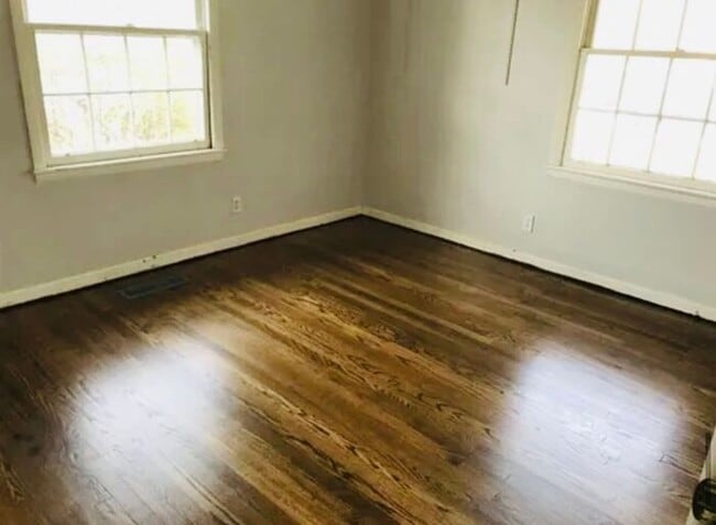 Building Photo - Fenced yard!