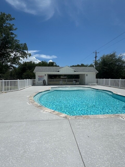 Building Photo - 136 Breezeway Dr
