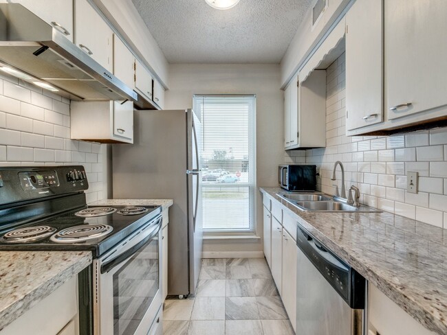 Building Photo - Spacious Updated 2 Bed 2 Bath Unit in Wedg...