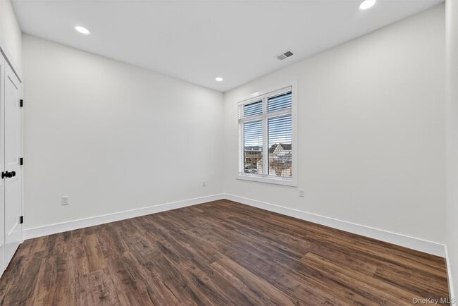 Building Photo - 19 Welling Pl