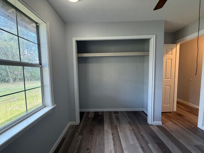 Building Photo - Spacious 3/2 available now!