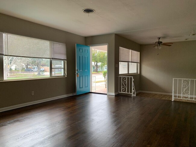 Building Photo - 4 Bedroom 2 Bath Spacious Home