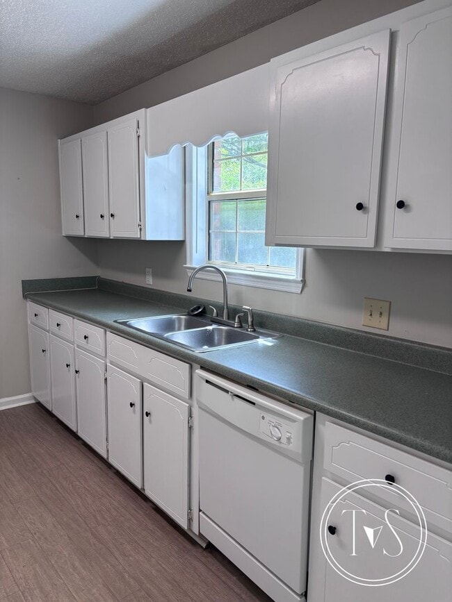 Building Photo - MOVE IN SPECIAL: $250 OFF 1ST MONTH'S RENT!**