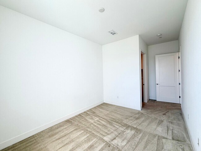 Building Photo - $3990 / 3 BR - GORGEOUS 2020 MODEL CONDO IN THE WARM SPRINGS AREA OF SOUTH FREMONT