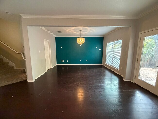 Building Photo - Spacious 3 Bedroom/2.5 Bath Home