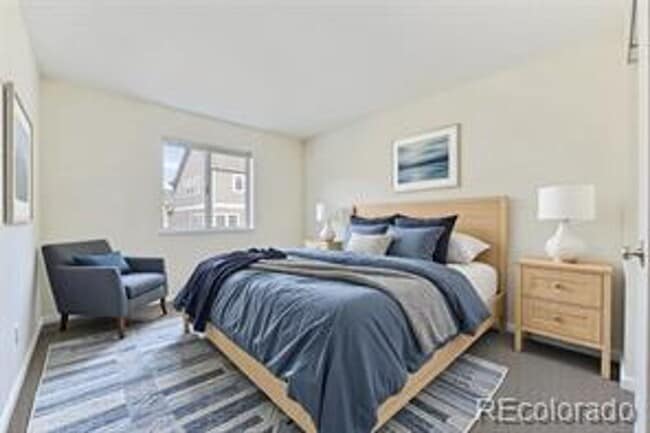 Building Photo - Spacious 3 bed 3 bath 2-story comfortable ...