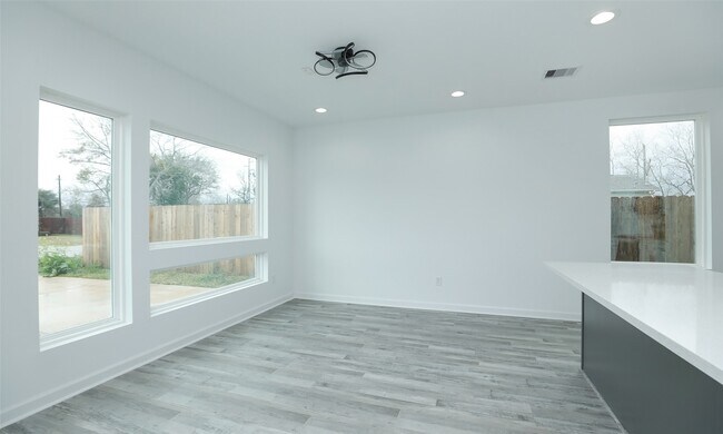 Building Photo - 9315 Ashville Dr
