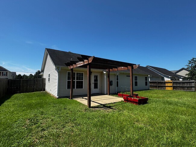 Building Photo - 3 Bedroom 2 Bath with Bonus in Hope Mills