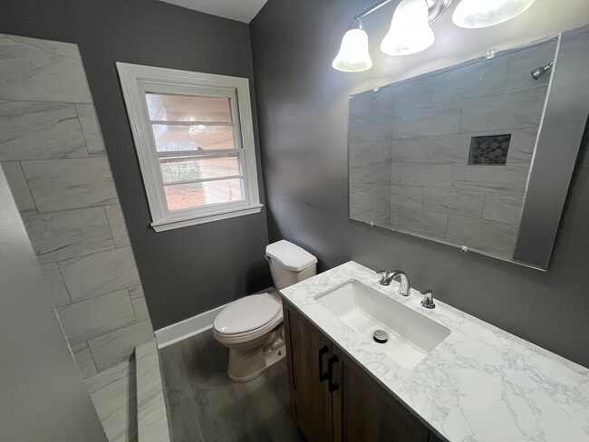 Building Photo - 4 Bedroom 2.5 Bathroom Home