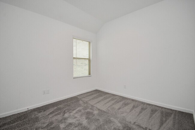 Building Photo - 15819 Kinlough Dr