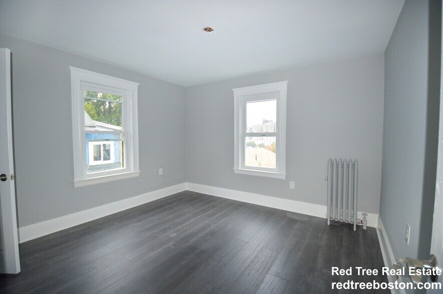 Building Photo - 158 Hillside St