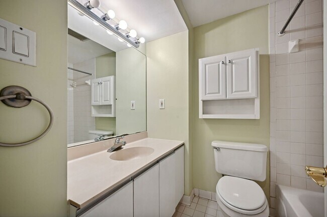Building Photo - Dupont Circle with Secured Parking! Sun-fi...