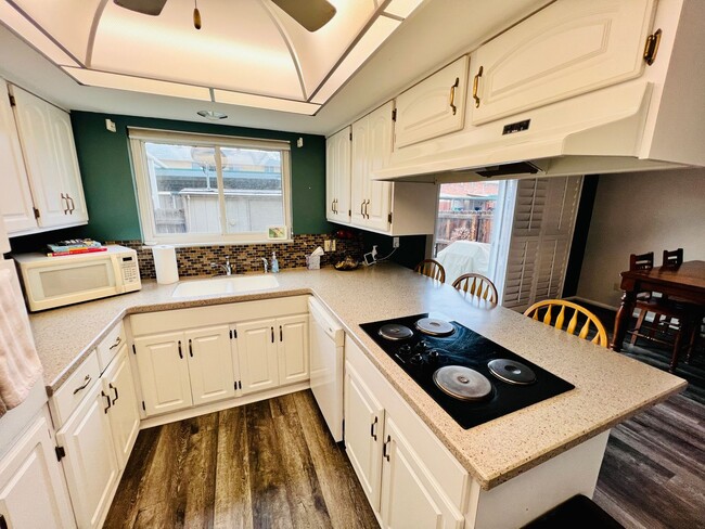 Building Photo - $0 DEPOSIT OPTION, TWO STORY TOWNHOME, CARPORT, NEW FLOORING, STORAGE, PRIMARY BED/BATH, A/C