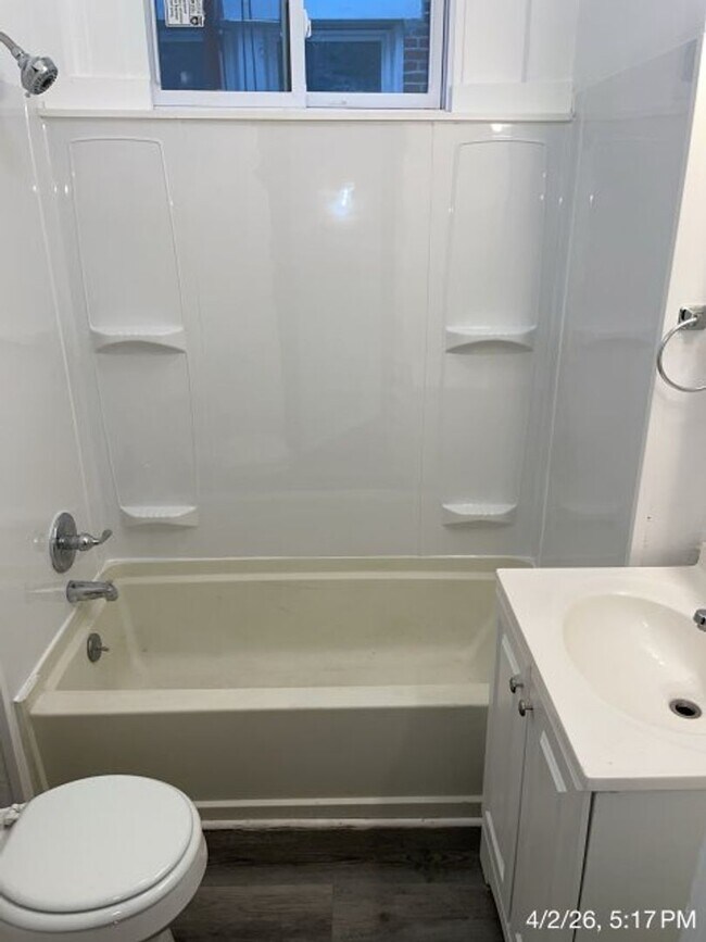 Building Photo - 1046 Walnut St