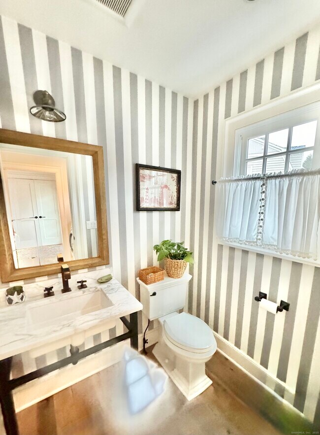 Building Photo - 9 Barclay Ct