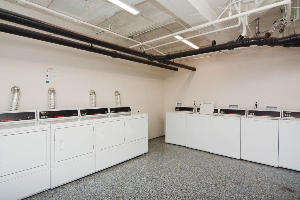 Building Photo - 3327 W Diversey Ave