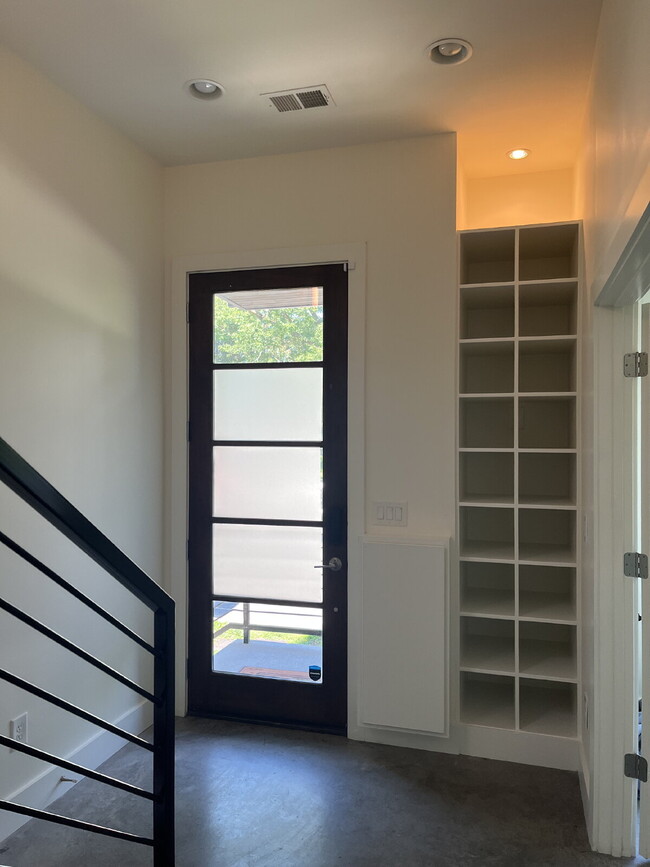 Building Photo - "Spacious Urban Living: 3-Bedroom Townhouse with 3.5 Baths in Nashville's Vibrant Core!" STUNNING...