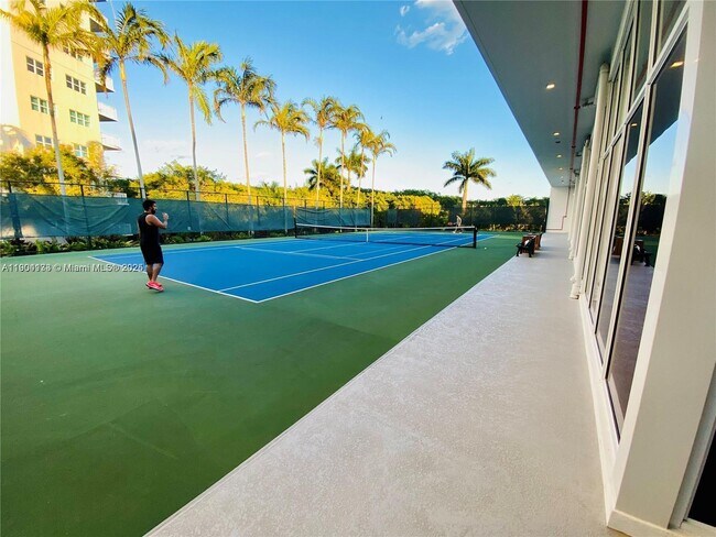 Building Photo - 14951 Royal Oaks Ln