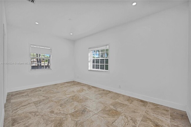 Building Photo - 818 NE 3rd St