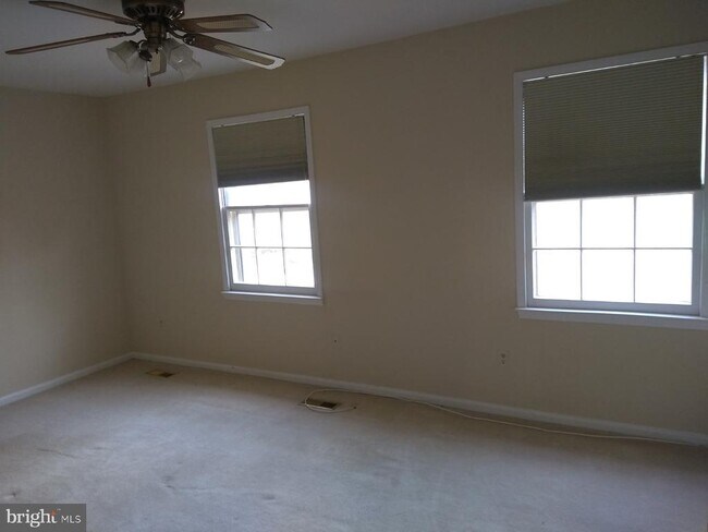 Building Photo - 2055 Pilgrim Dr