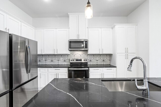 Building Photo - 2400 Benbrook Dr