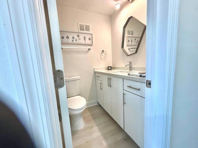 Building Photo - 1035 Spanish River Rd