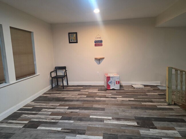 Building Photo - 4 Bedroom 2 bath