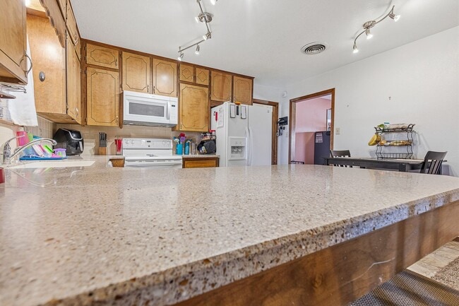 Building Photo - Spacious 3 bedroom 2 bath home with Solar Panels
