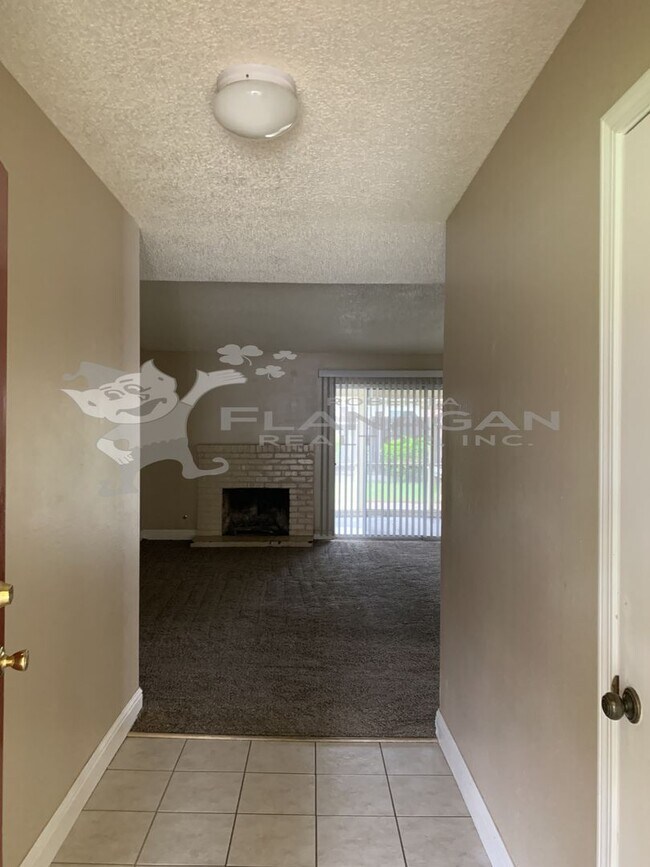 Building Photo - 3 Bedroom/ 2 Bathroom home