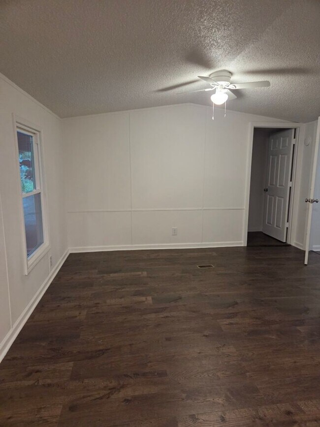 Building Photo - $1,700 - 2 Bedroom / 1 Bath Newly Remodeled Home in the Balsam Community