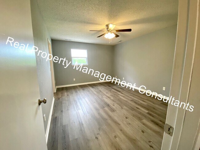 Building Photo - Redbud Ridge 7