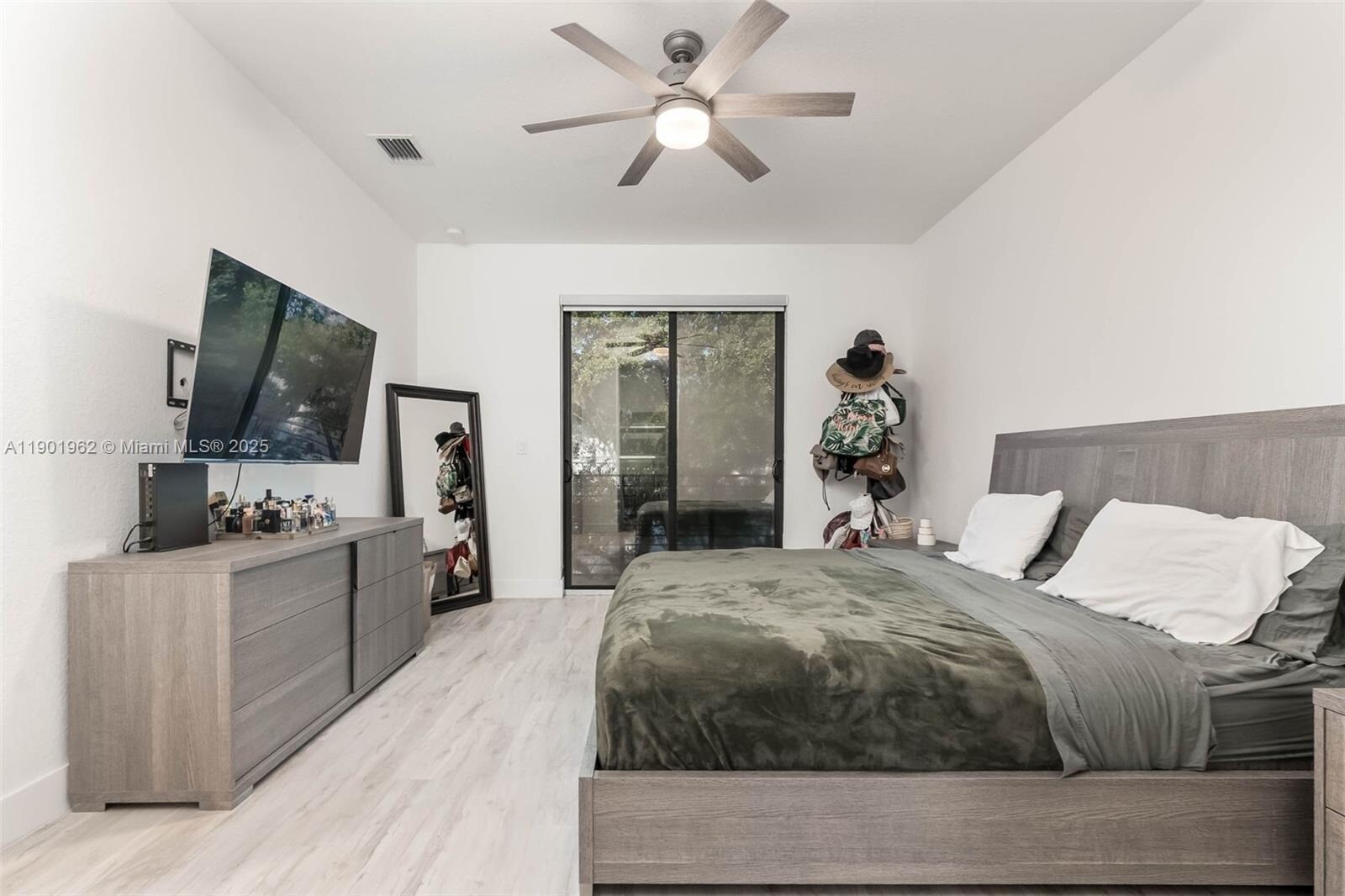 Building Photo - 2430 SW 145th Pl