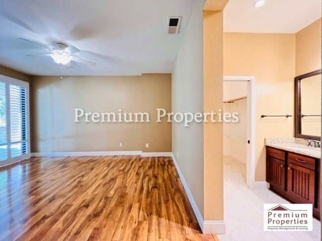Building Photo - Beautiful 2BD/2BA Condo Unit in the Gated ...